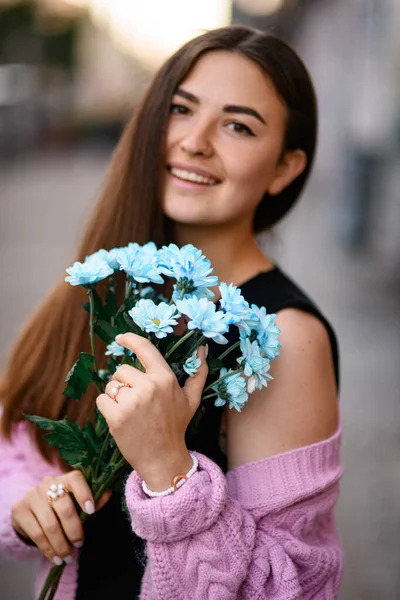 Ένα Μάτσο Μπλε Λουλούδια Χρυσάνθεμα Στα Χέρια Μιας Νεαρής Όμορφης — Φωτογραφία Αρχείου