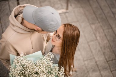 Yüksek açılı, birbirine aşık güzel bir çiftin birbirlerine bakışları. Romantik bir randevu. Aşk hikayesi.