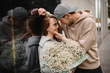 Birbirine aşık güzel genç çiftlerin birbirlerine baktıkları muhteşem manzara. Romantik bir randevu. Aşk hikayesi.
