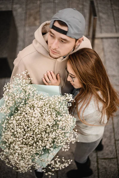 Vue Dessus Jeune Couple Amoureux Femme Homme Avec Bouquet Fleurs — Photo