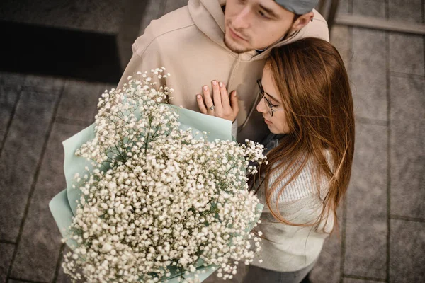 愛の若いかなりカップルのトップビュー 花の花束を持つ女性と男性 ロマンチックなデートだ ラブストーリー — ストック写真