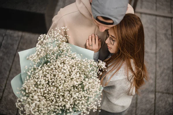 愛の美しい若いカップルのトップビュー 花の花束を持つ女性と男性 ロマンチックなデートだ ラブストーリー — ストック写真