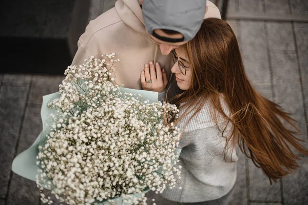 可愛い若いカップルの愛のトップビュー 花の花束を持つ女性と男 ロマンチックなデートだ ラブストーリー — ストック写真