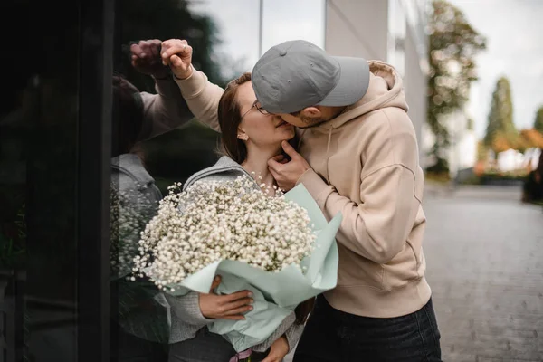 恋人同士のキスや花束を手にした女性 ロマンチックなデートだ ラブストーリー — ストック写真