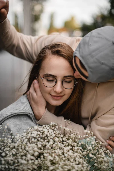 Visão Close Mulher Atraente Com Buquê Flores Que Homem Beijando — Fotografia de Stock
