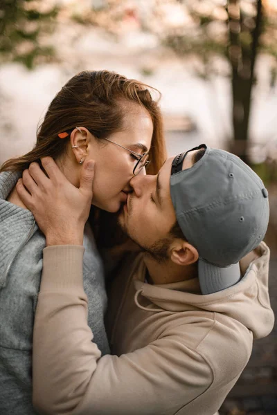 Close Jovem Bonito Homem Mulher Beijando Casal Amor Abraços Beijos — Fotografia de Stock
