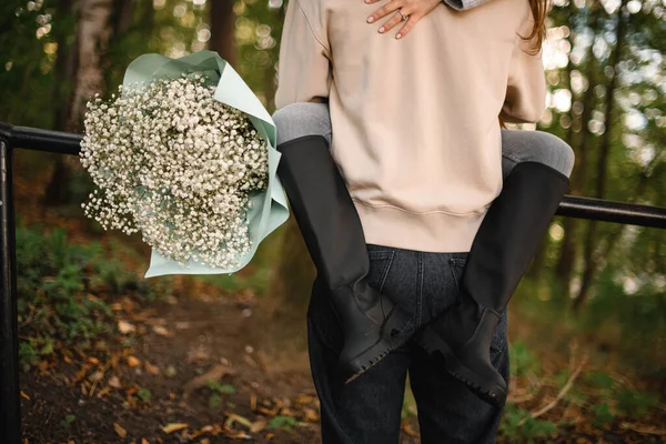 Egy Kép Töredéke Férfival Nővel Parkban Szerelmes Ölelések Csókok Szerelmi — Stock Fotó