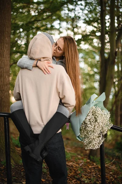 公園でキスする男と女の後ろ姿 愛の抱擁とキスのカップル 彼女にキスして ラブストーリー — ストック写真