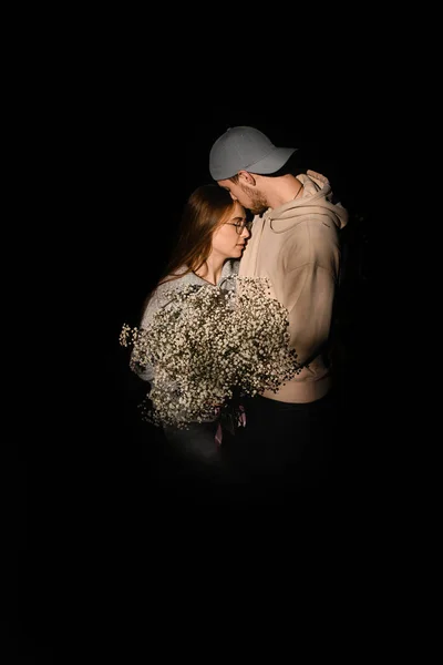 Kilátás Pár Szerelmes Barátnő Barát Virágcsokor Sötétben Romantikus Randi Szerelmi — Stock Fotó