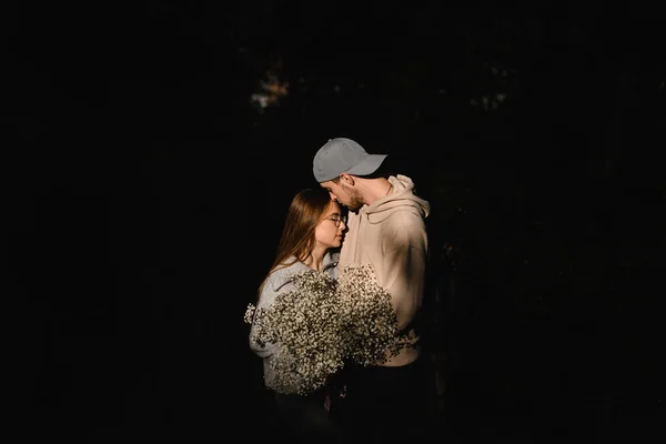 恋人と恋人と花の花束を持つカップルの素晴らしい眺め暗い ロマンチックなデートだ ラブストーリー — ストック写真
