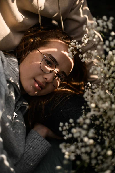 Κοντινό Πορτραίτο Νεαρής Όμορφης Γυναίκας Ξαπλωμένης Στην Αγκαλιά Του Φίλου — Φωτογραφία Αρχείου