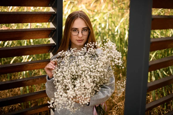 Wanita Muda Cantik Dengan Buket Bunga Putih Lebat Tangannya Taman — Stok Foto