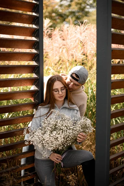 Atractiva Mujer Joven Con Ramo Flores Blancas Hombre Parque Pareja —  Fotos de Stock