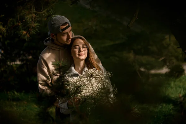 Great View Green Pine Branches Young Beautiful Couple Love Man — Stock Photo, Image