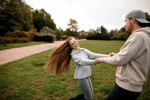 아름다운 미소를 남녀와 공원에서 스토리 — 스톡 사진