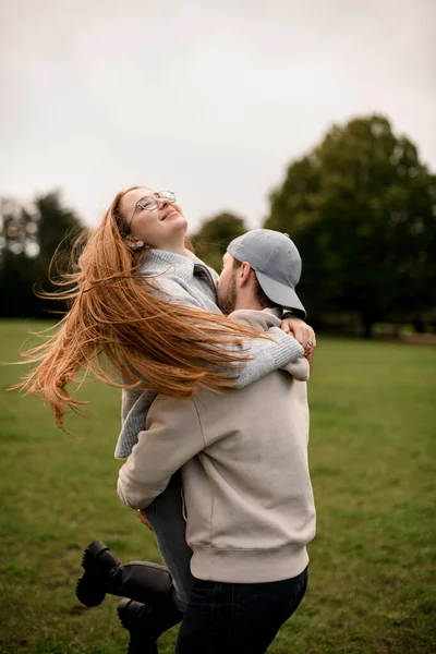 Чоловік Піднімає Красиву Дівчину Довгим Волоссям Парку Історія Кохання Пара — стокове фото