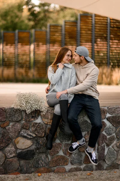 Jong Gelukkig Paar Verliefd Vrouw Met Lang Haar Man Zitten — Stockfoto