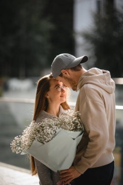 Birbirlerine aşık güzel bir çift, sevgili ve sevgili manzarası, birbirlerine bakmaları çok hoş. Romantik bir randevu. Aşk hikayesi.