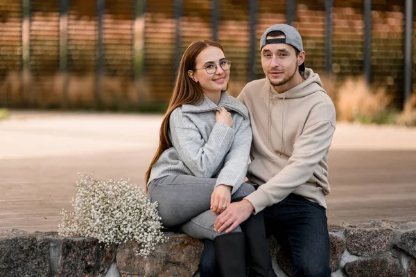 Jong Gelukkig Paar Verliefd Vrouw Met Lang Haar Man Zit — Stockfoto