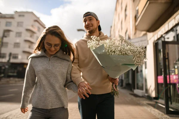 デートや街歩きが好きな明るい若いカップル ハンサムな男と女上のロマンチックなデート — ストック写真