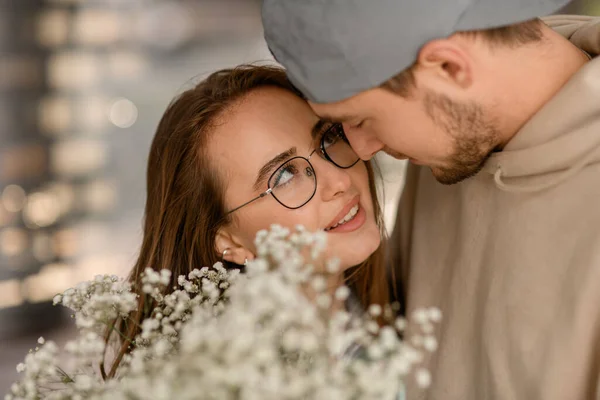 사랑하는 남녀가 서로를바라보고 모습을 가까이 수있다 낭만적 데이트 이야기 — 스톡 사진