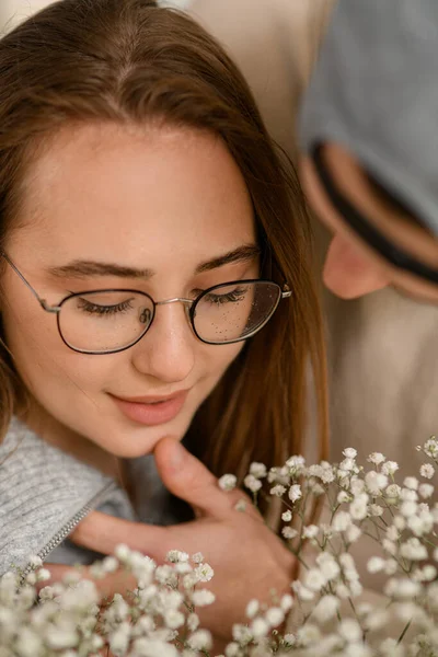 Närbild Ansiktet Vacker Kvinna Glasögon Med Bukett Blommor Man Hand — Stockfoto