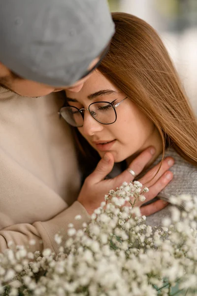 Nahaufnahme Einer Hübschen Frau Brille Mit Blumenstrauß Und Einem Mann — Stockfoto