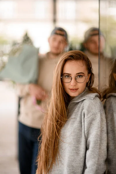 Porträtt Ung Attraktiv Kvinna Glasögon Med Långt Brunt Hår Suddig — Stockfoto