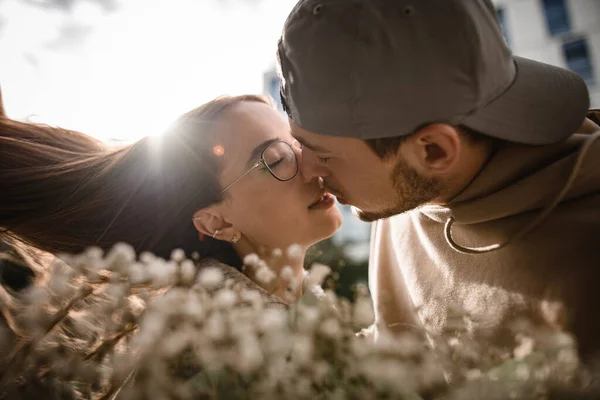 아름다운 남성에게 키스하는 모습을 가까이 수있습니다 앞마당에 꽃다발 — 스톡 사진