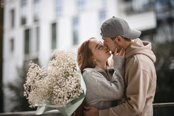 Close View Young Hugging Kissing Couple Love Girl Boyfriend City — Stock Photo, Image