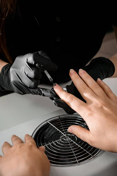 Manicure Luvas Pretas Está Aplicando Gel Base Unhas Transparente Unhas — Fotografia de Stock