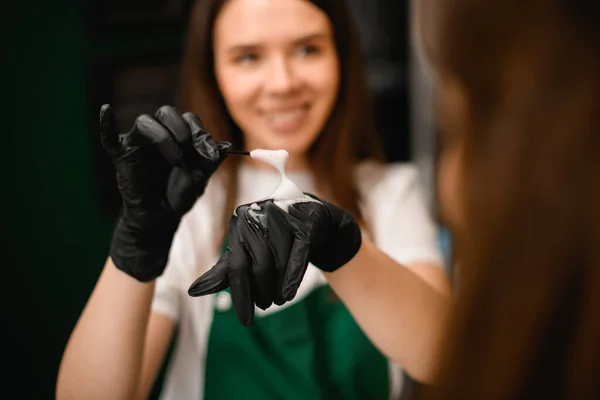 Сосредоточьтесь Женской Косметологической Руке Перчатке Белой Очищающей Пеной Кисточкой Бровей — стоковое фото