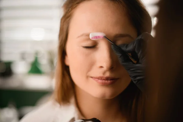 Tangan Ahli Kosmetologi Profesional Akurat Berlaku Membersihkan Busa Pada Alis — Stok Foto