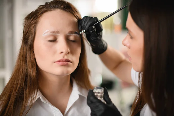 Estilista Mujer Maquilladora Haciendo Forma Ceja Para Mujer Cliente Aplicando — Foto de Stock