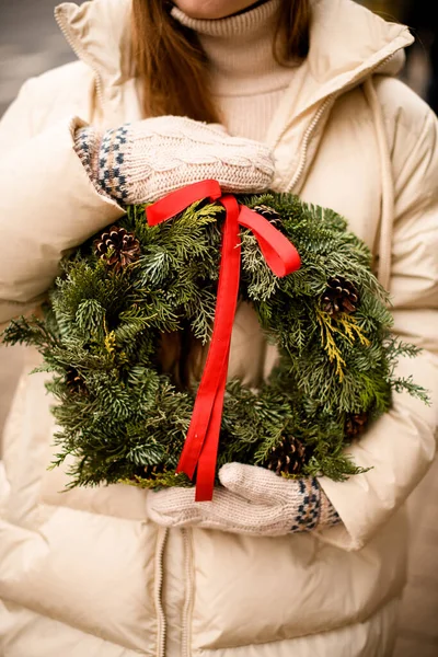 Női Kézben Lévő Thuja Gallyak Körkoszorúja Karácsonyi Ünnepség Téli Ünnepi — Stock Fotó