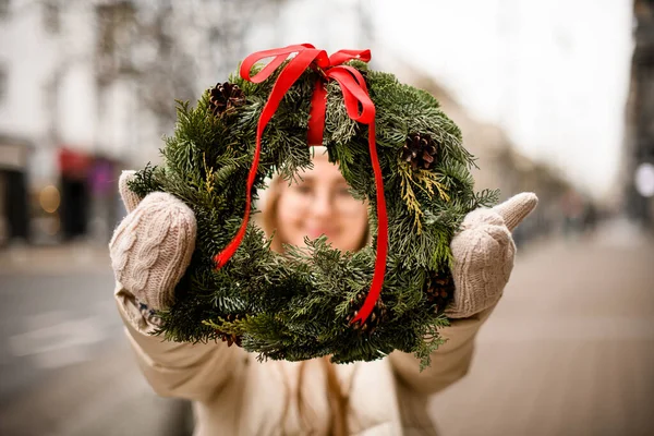 Szelektív Összpontosítani Kör Koszorú Gallyak Thuja Női Kezekben Karácsonyi Ünnepség — Stock Fotó