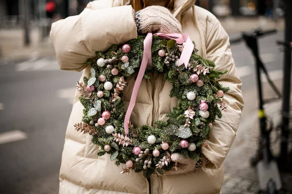 Rózsaszín Csillogó Golyókkal Növényekkel Díszített Fenyő Ágak Karácsonyi Koszorúja Masni — Stock Fotó