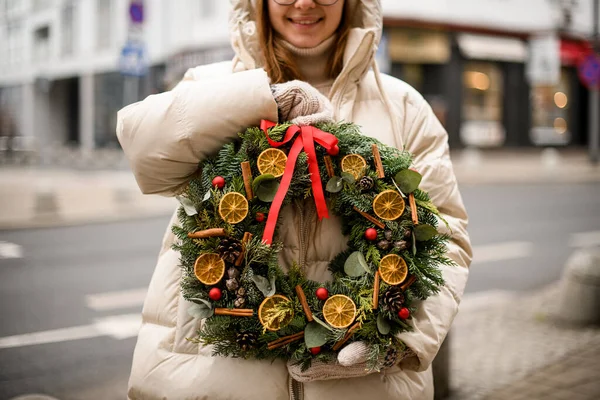 Beautiful Christmas Wreath Decorated Dry Orange Slices Cinnamon Balls Ribbon — Stock Photo, Image