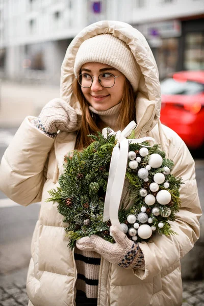 Fiatal Kalap Kabát Kesztyű Szépen Tartja Karácsonyi Koszorú Lucfenyő Thuja — Stock Fotó