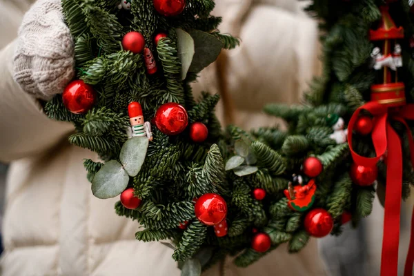 赤いボールとビーズで飾られたトウヒの枝やユーカリの木の丸いクリスマスの花輪の断片のクローズアップビュー クリスマスのお祝いのシンボル — ストック写真