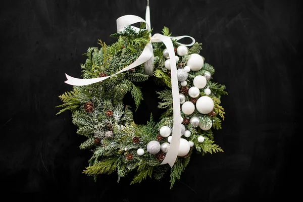 Wunderschöner Natürlicher Weihnachtskranz Aus Fichten Und Thuja Zweigen Mit Weißen — Stockfoto