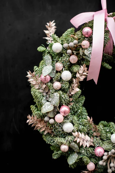 Abgeschnittene Ansicht Des Weihnachtskranzes Aus Tannenzweigen Mit Rosa Glitzerkugeln Und — Stockfoto