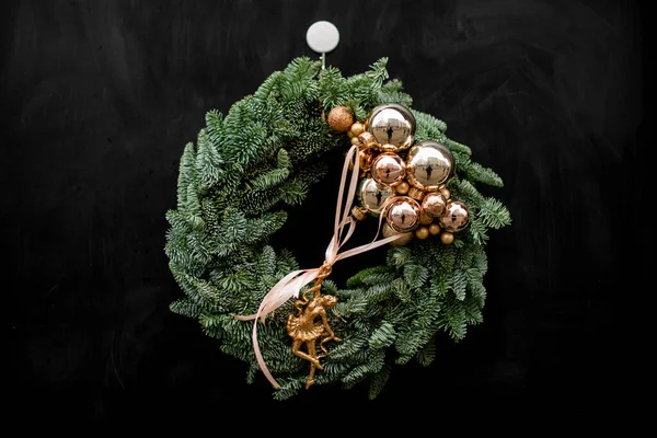 Nahaufnahme Eines Wunderschönen Natürlichen Weihnachtskranzes Aus Natürlichen Tannenzweigen Verziert Mit — Stockfoto
