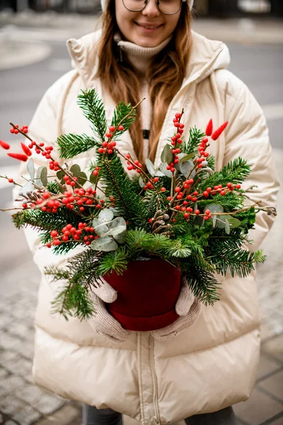 Όμορφη Χριστουγεννιάτικη Σύνθεση Λουλουδιών Γλάστρα Κλαδιά Από Έλατο Και Κλαδιά — Φωτογραφία Αρχείου