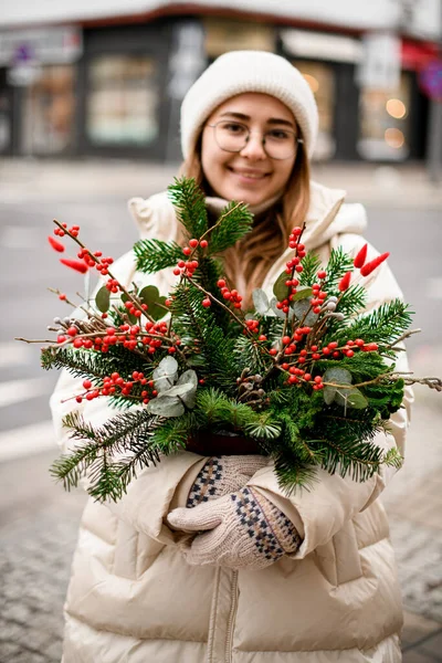 Όμορφη Σύνθεση Φωτεινά Χριστουγεννιάτικα Λουλούδια Γλάστρα Κλαδιά Από Έλατο Και — Φωτογραφία Αρχείου