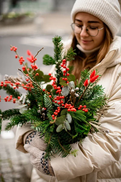 Επιλεκτική Εστίαση Στην Όμορφη Χριστουγεννιάτικη Σύνθεση Λουλουδιών Γλάστρα Κλαδιά Και — Φωτογραφία Αρχείου