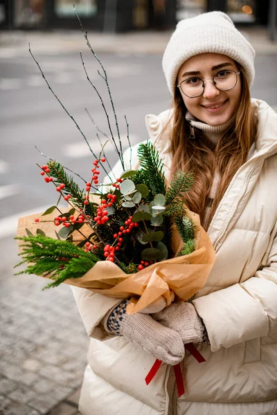 Ευτυχισμένη Ελκυστική Γυναίκα Κρατά Μπουκέτο Λουλουδιών Από Κλαδιά Ερυθρελάτης Και — Φωτογραφία Αρχείου