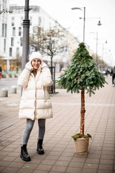 Θέα Νεαρή Γυναίκα Στο Ζωντανό Πράσινο Χριστουγεννιάτικο Έλατο Δέντρο Γιρλάντα — Φωτογραφία Αρχείου
