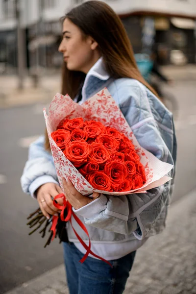 Grande Bouquet Rose Rosse Luminose Decorate Carta Regalo Mani Bella — Foto Stock