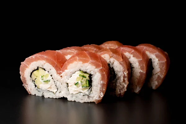 https://st5.depositphotos.com/4079177/63595/i/450/depositphotos_635950532-stock-photo-delicious-philadelphia-sushi-rolls-salmon.jpg